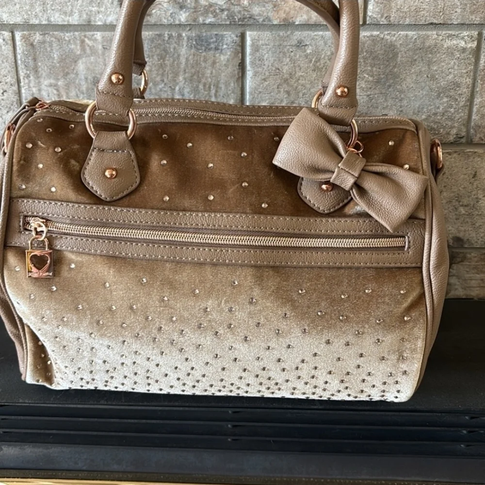 🤎▪️Betsey Johnson▪️ Crystal Love Rhinestone Satchel - Taupe with Rose